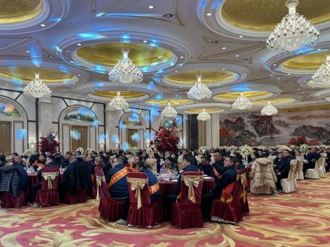 雄鹰展翅震寰宇 威龙腾飞冲云霄|太阳城官网电气召开2023年度总结表扬大会暨2024年迎新春晚会